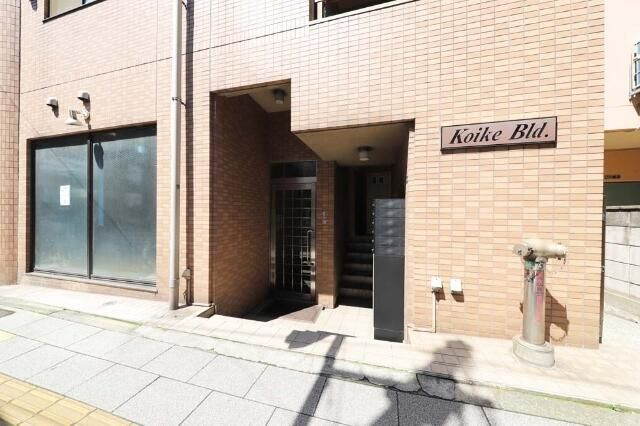 小池ビルのエントランス