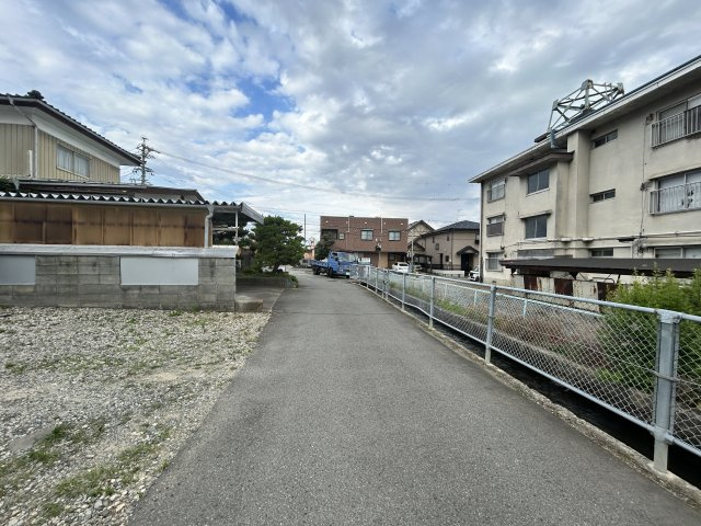 宮沖中古一戸建の前面道路含む現地写真