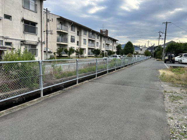 宮沖中古一戸建の前面道路含む現地写真