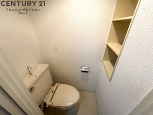 収納スペースありのトイレです！