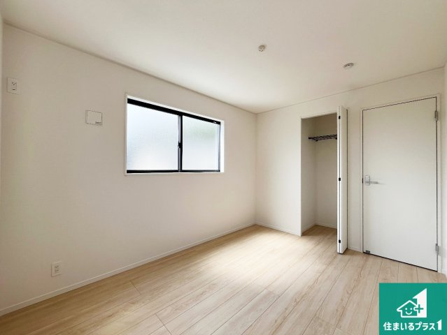揖保郡太子町鵤　第7期　新築一戸建ての洋室|収納スペースが充実しているので子供の成長に合わせてたくさん収納ができます！家族構成に合わせた様々な活用ができる収納！