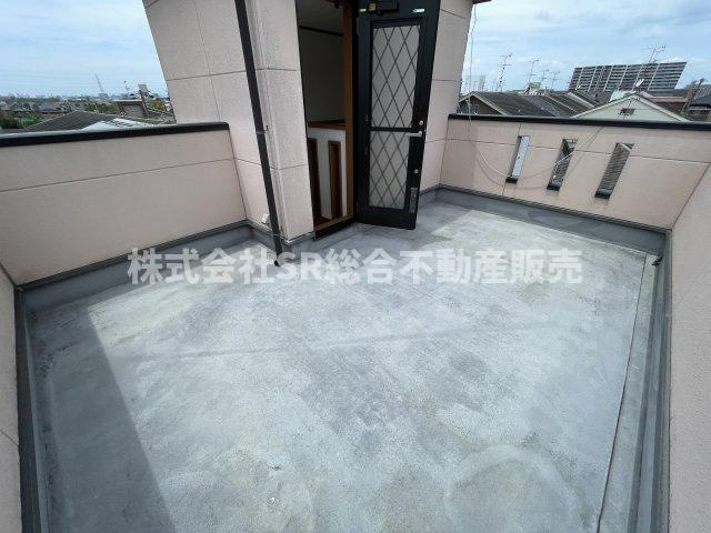 末広町中古戸建のバルコニー|屋上バルコニーは心地よい風を感じながら過ごせる贅沢な空間で、洗濯物を干すだけでなく、憩いのひとときにも最適♪
