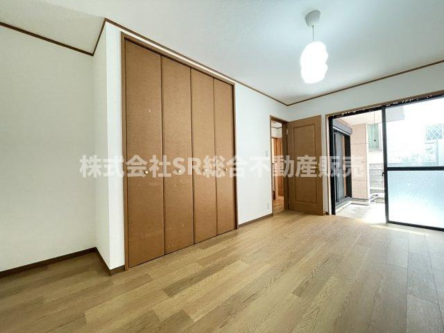 末広町中古戸建の洋室|1F　8.0帖。優しい光と心地良い風の通り抜けるお部屋は爽快感のある空間となります！