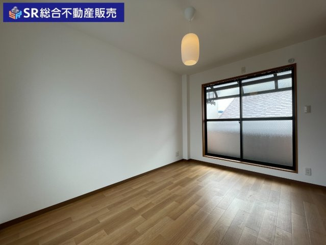 末広町中古戸建の洋室|1F　8.0帖。優しい光と心地良い風の通り抜けるお部屋は爽快感のある空間となります！