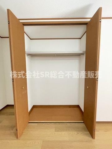 末広町中古戸建の収納|フック付きでお洋服もたくさん収納できます！