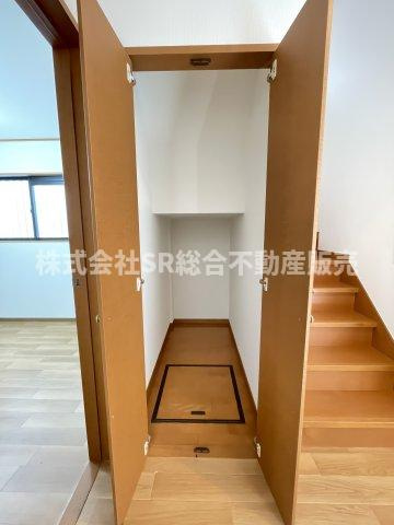 末広町中古戸建の収納|デッドスペースになりがちな階段下を有効活用した収納スペースです！