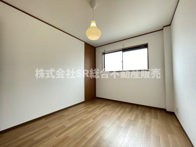 末広町中古戸建の洋室|3F　6.0帖。収納スペースも備わり衣類や日用品の整理がしやすい点も魅力です！
