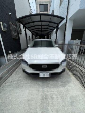 末広町中古戸建の駐車場|屋根付きカーポートは雨の日でも乗り降りが快適で愛車を雨風から守ります◎
