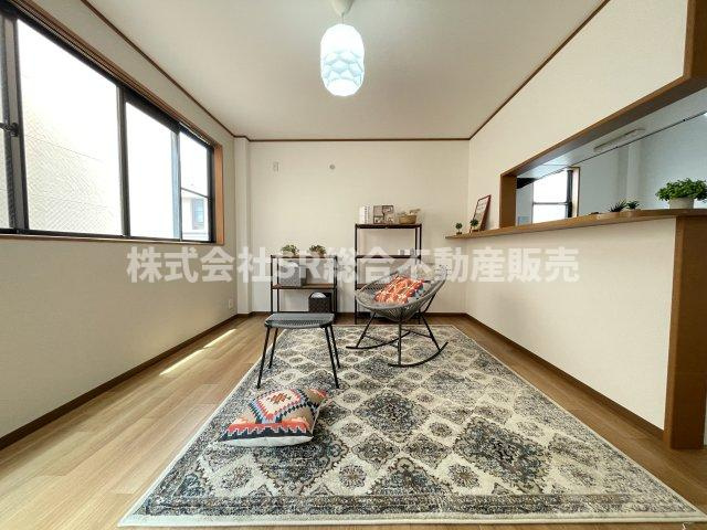 末広町中古戸建の居間・リビング|大きな窓から光が入り込み、明るく開放的な雰囲気が楽しめます！