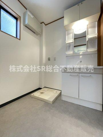 末広町中古戸建の脱衣所|広さにゆとりのある脱衣所で、朝の支度や洗濯作業がしやすい便利なスペースです！