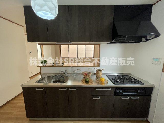 末広町中古戸建のキッチン|リビング全体を見渡せる対面式キッチンは、家族との会話を楽しみながら調理ができます！