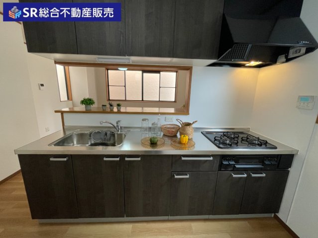 末広町中古戸建のキッチン|リビング全体を見渡せる対面式キッチンは、家族との会話を楽しみながら調理ができます！