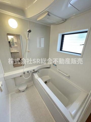 末広町中古戸建の浴室|窓付きで自然換気がしやすく湿気がこもりにくいのも魅力ですね◎