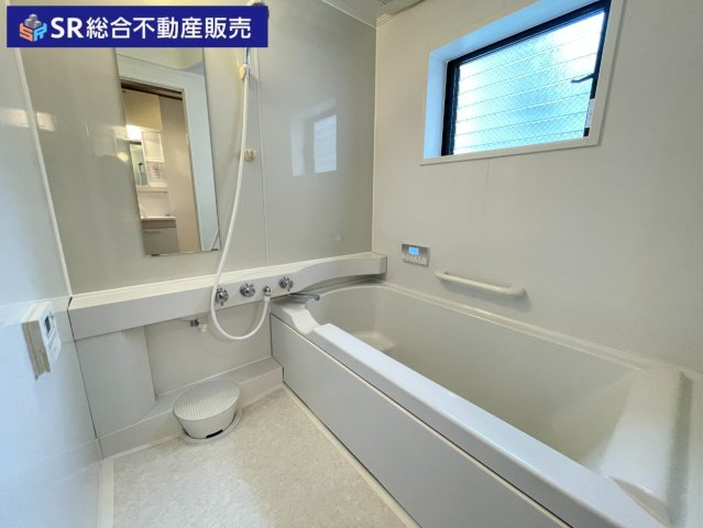 末広町中古戸建の浴室|窓付きで自然換気がしやすく湿気がこもりにくいのも魅力ですね◎