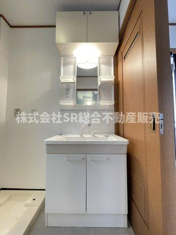 末広町中古戸建の独立洗面台|大きな洗面ボウルで身だしなみを整えたりメイクをするのにも便利です！
