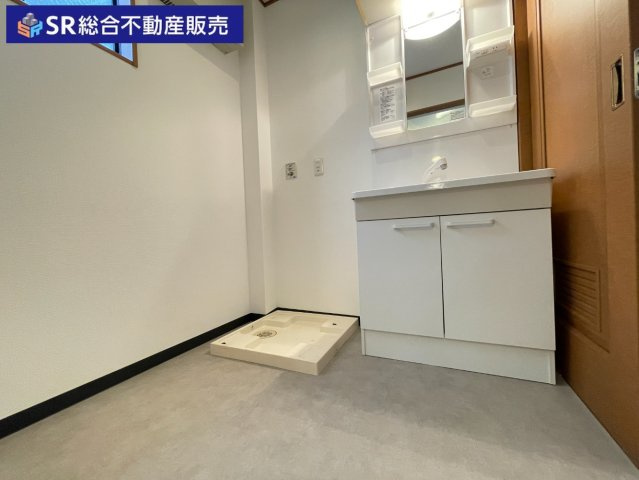 末広町中古戸建の脱衣所|広さにゆとりのある脱衣所で、朝の支度や洗濯作業がしやすい便利なスペースです！