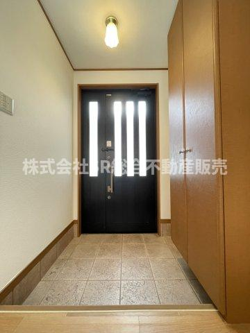 末広町中古戸建の玄関|採光付きドアから自然光が差し込み、明るく爽やかな空間を演出します！

