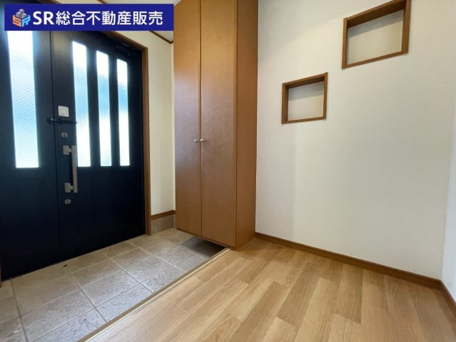 末広町中古戸建の玄関|採光付きドアから自然光が差し込み、明るく爽やかな空間を演出します！
