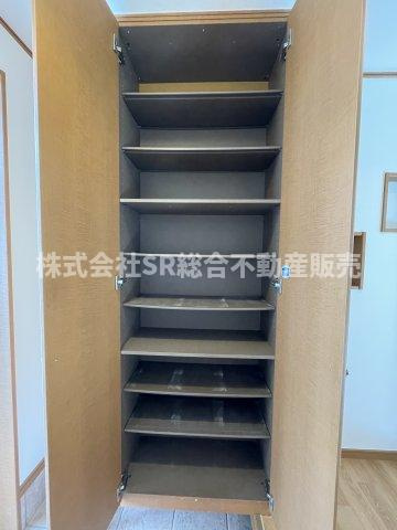 末広町中古戸建の収納|散らかりがちな玄関もタップリの収納でスッキリ整理整頓♪
