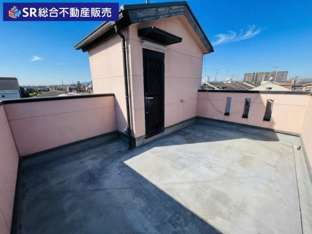 末広町中古戸建のバルコニー|屋上バルコニーは心地よい風を感じながら過ごせる贅沢な空間で、洗濯物を干すだけでなく、憩いのひとときにも最適♪