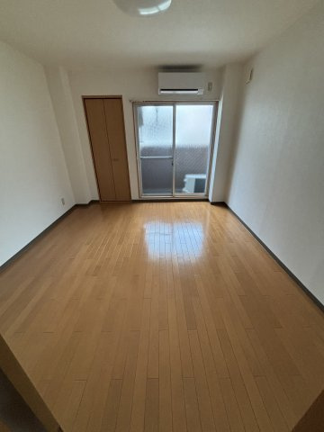 プチシャトー寺田の洋室