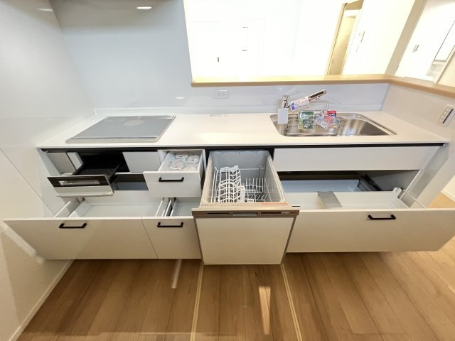 葛城市笛堂 ３号地 のキッチン|引き出し収納が使いやすいキッチン