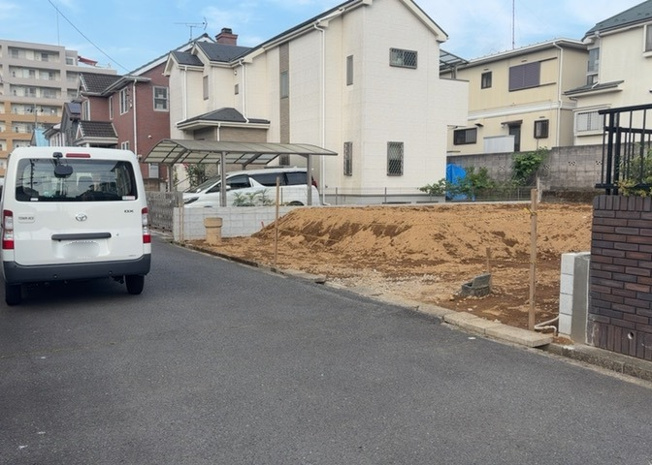 【前面道路含む現地写真】 | 住宅用の土地では前面道路に2m以上接していなければならないと法律で定められています。しかし、お持ちの車のサイズやライフスタイルなどにより、2mでは利便が悪い場合もございますので、事前に確認しましょう。