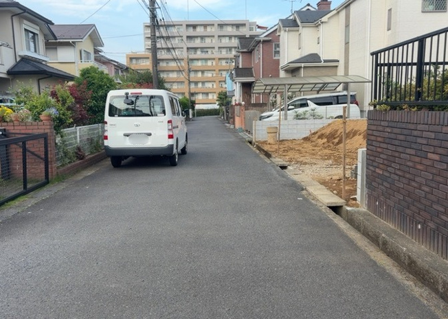 【前面道路含む現地写真】 | お持ちの車種によっては前面道路が広い方が便利でしょう。しかし、前面道路が広ければその分交通量が多くなるため、騒音などが気になる場合があります。実際に現地を見学し、周辺交通量や騒音などを確認しましょう！
