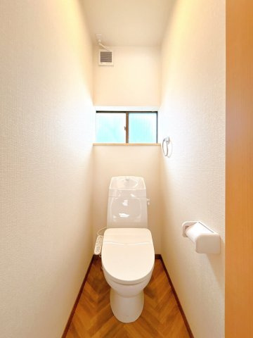 柏崎市荒浜１丁目　戸建てのトイレ|【リフォーム済】トイレはジャニス工業製の温水洗浄機能付きに新品交換しました。汚れが付きにくい加工が施してあるのでお手入れが簡単です。直接肌に触れるトイレは新品が嬉しいですよね。