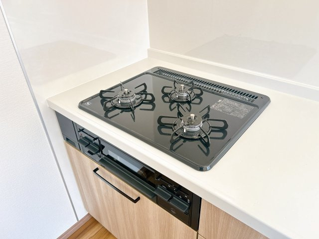 柏崎市荒浜１丁目　戸建てのキッチン|【リフォーム済】新品交換予定のキッチンは３口コンロで同時調理が可能。大きなお鍋を置いても困らない広さです。お手入れ簡単なコンロなのでうっかり吹きこぼしてもお掃除ラクラクです。
