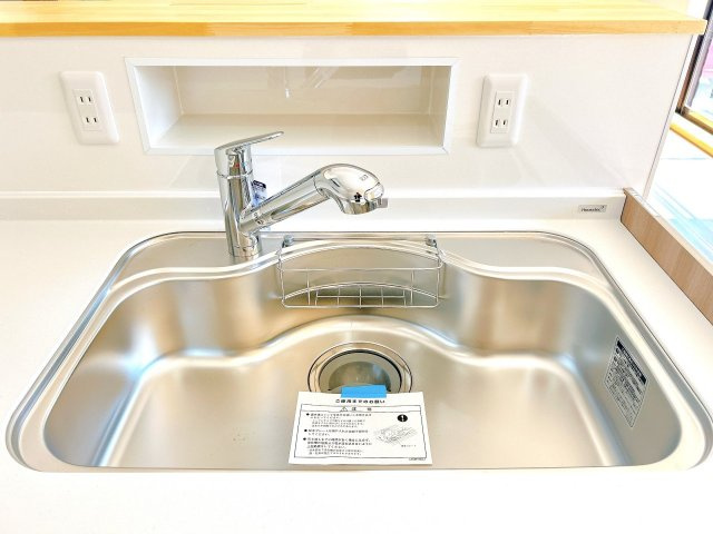 柏崎市荒浜１丁目　戸建ての浴室|【リフォーム済】新品交換予定のキッチンのシンクはサビにくく熱に強いステンレス製です。水はねの音を抑える静音設計で、従来よりもさらに水音が静かになっています。