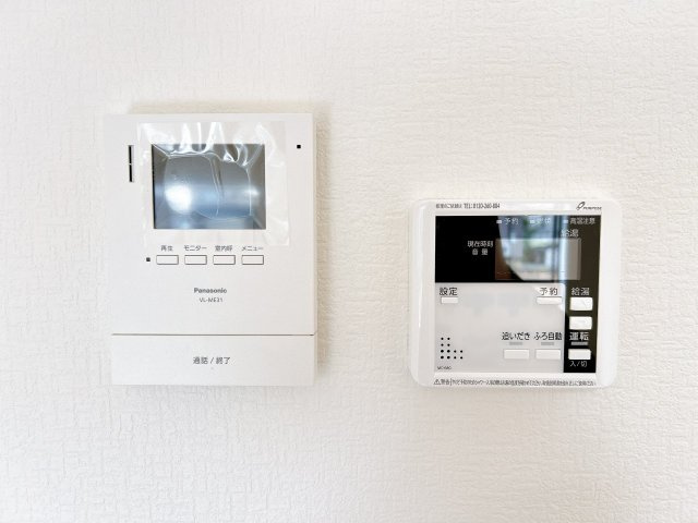 柏崎市荒浜１丁目　戸建ての防犯設備|【リフォーム済】新しく設置するドアホンはカラーモニター付き。リビングに設置のモニターで玄関にいらしたお客様を確認してから応対できます。留守中の来客も記録できるので防犯面でも安心ですね。
