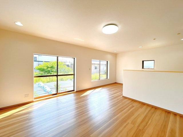柏崎市荒浜１丁目　戸建ての居間・リビング|【リフォーム済】別角度から見た１階LDKです。大きな掃き出し窓がありますので、日当たり良好です。