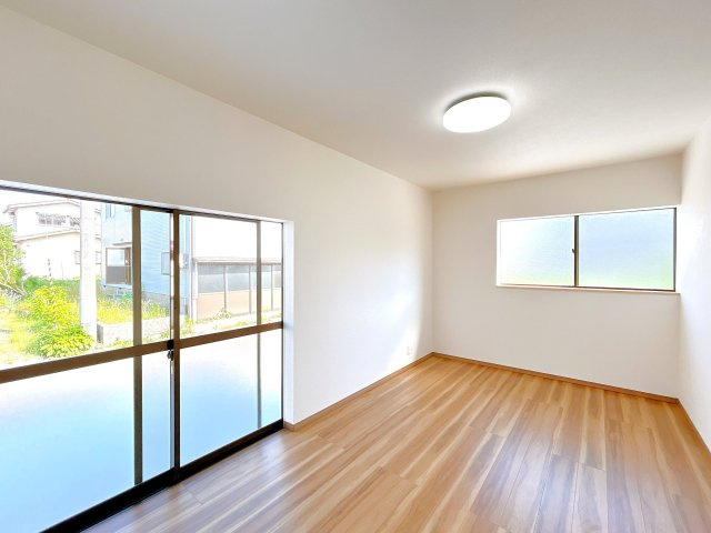 柏崎市荒浜１丁目　戸建ての洋室|【リフォーム済】１F洋室はフロアタイルの上張りやクロス張替え、照明交換を行います。大きな掃き出し窓がありますので、日当たり良好です。