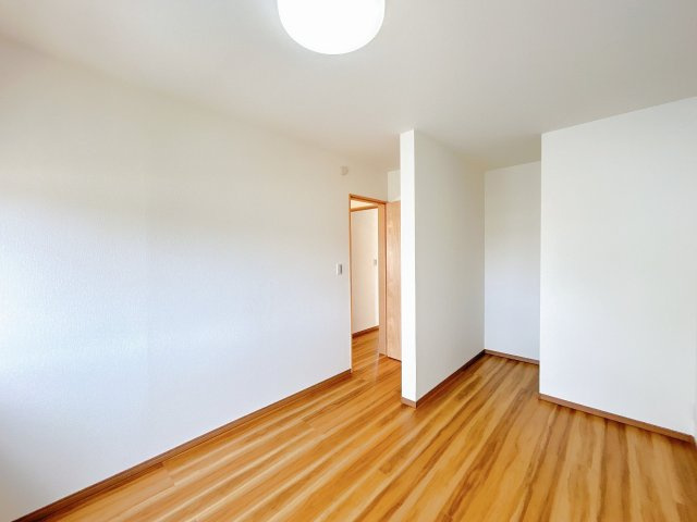 柏崎市荒浜１丁目　戸建ての洋室|【リフォーム済】2階洋室６帖です。フローリング貼、クロス張替え、照明交換を行いました。子供部屋や衣裳部屋として良さそうですね。