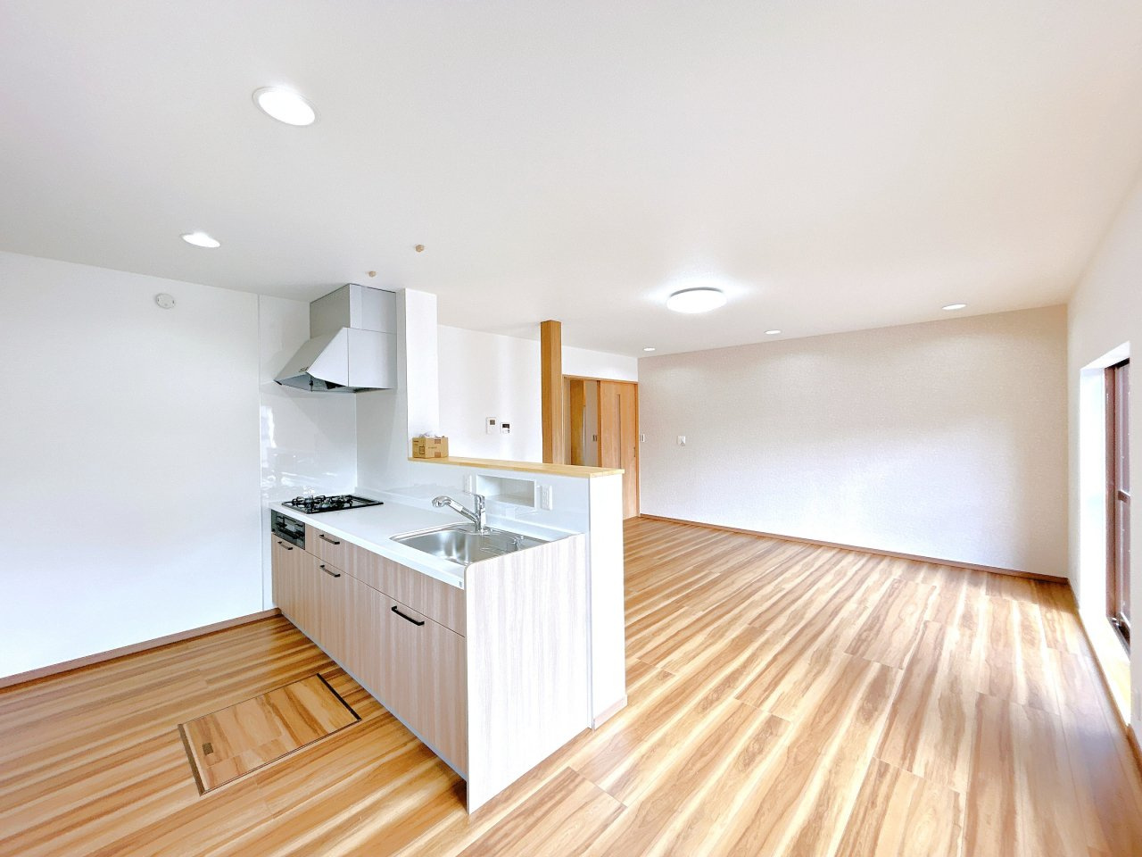 柏崎市荒浜１丁目　戸建ての居間・リビング|【リフォーム済】価格には消費税、リフォーム費用を含みます。リフォーム中でもご案内可能。内覧希望の方はお電話ください。