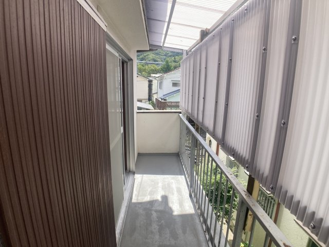 Cozy唐櫃Ⅳのバルコニー|目隠し、屋根が有り雨の日も安心のベランダ
