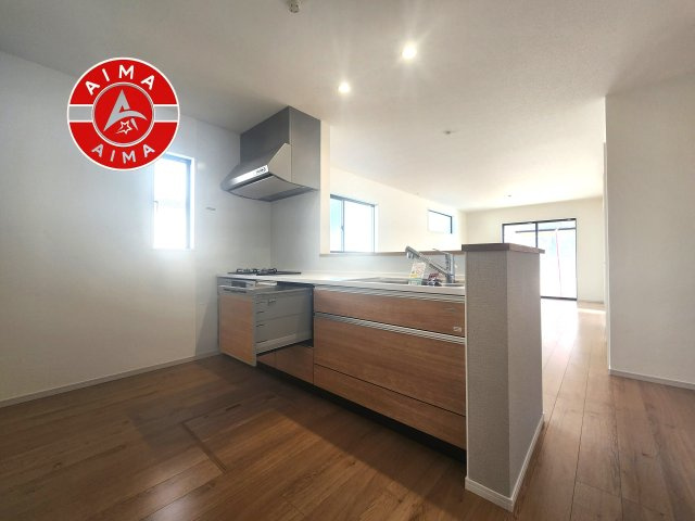 福岡市早良区野芥5丁目第2-1棟（1号棟）のキッチン|ダイニングテーブルへの配膳がラクラク、お料理はかどるカウンター付きシステムキッチン！