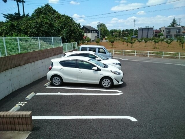 ヴィラ・エレガントαの駐車場