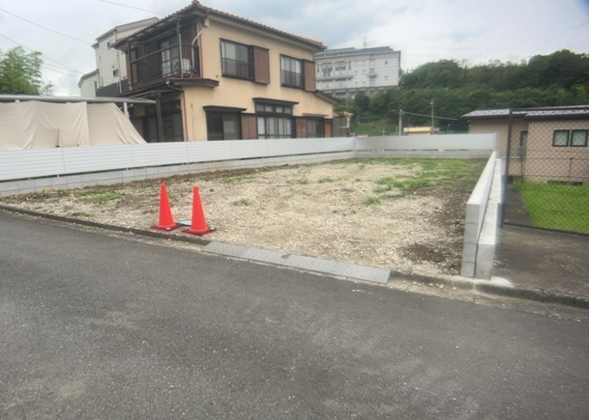 【外観】 | 現地に行くなら、物件の周囲の地形がどうなっているかを見ることも大切です。周辺より低くなっている土地では、大雨などで水が集まりやすいため、地盤が弱くなっているということも考えられるため、注意が必要です。