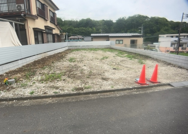 【外観】 | 土地購入を検討されている場合、境界杭がない状態で購入してしまうと境界確定測量をする必要があり、費用がかかります。購入の前に、売主、隣土地所有者立ち合いのもと境界を確定し境界杭を設置するのがベストです。