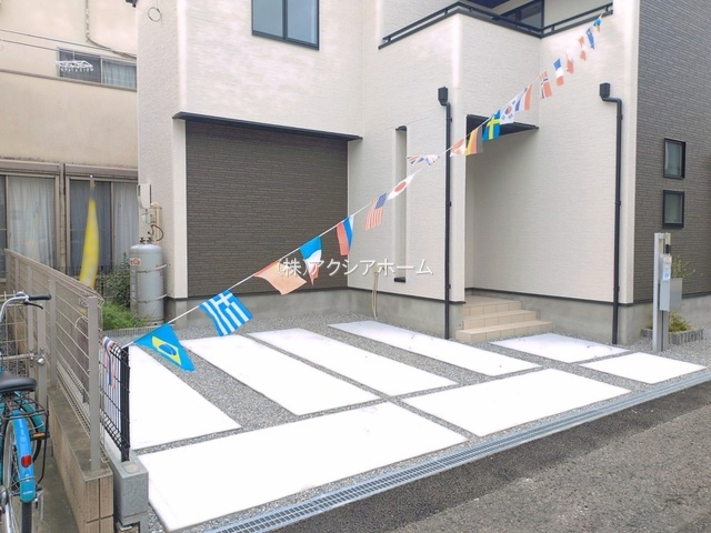 所沢市下安松・全1棟　新築一戸建　～LDK16帖～の駐車場