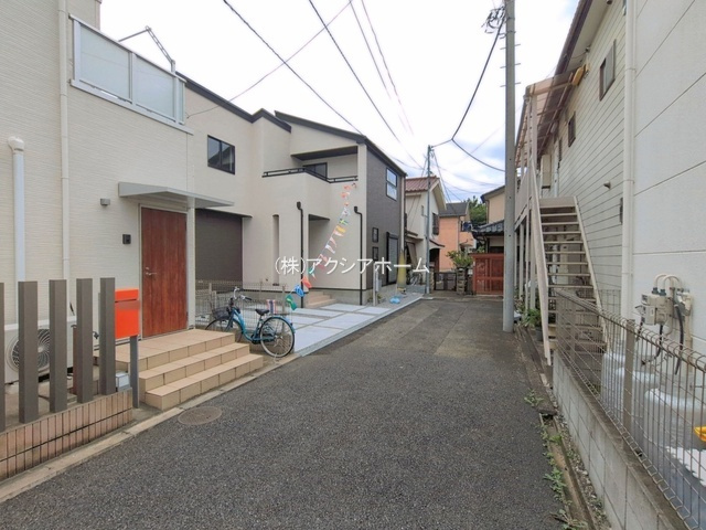 所沢市下安松・全1棟　新築一戸建　～LDK16帖～の前面道路含む現地写真