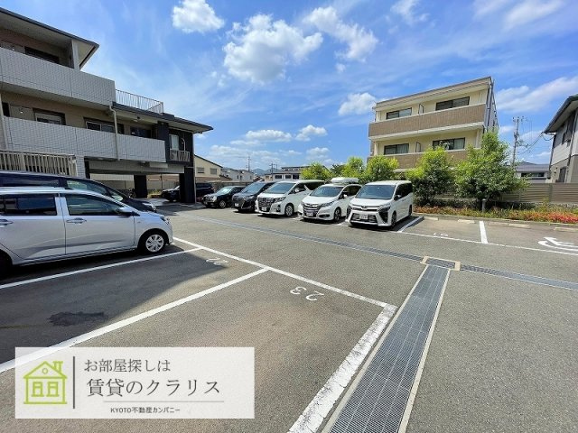 京都市西京区川島野田町の賃貸マンションの駐車場