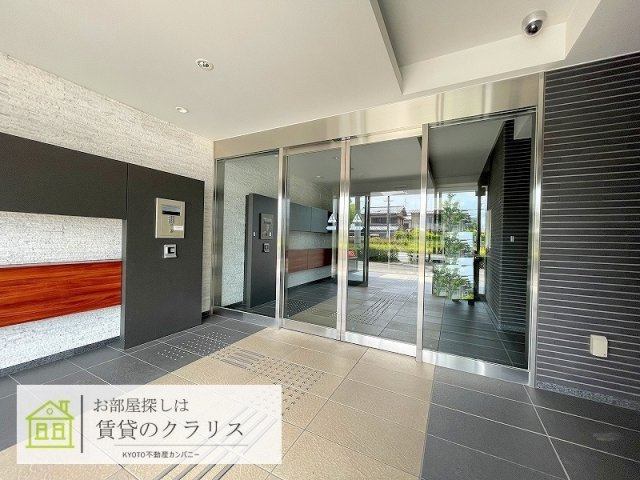 京都市西京区川島野田町の賃貸マンションのエントランス