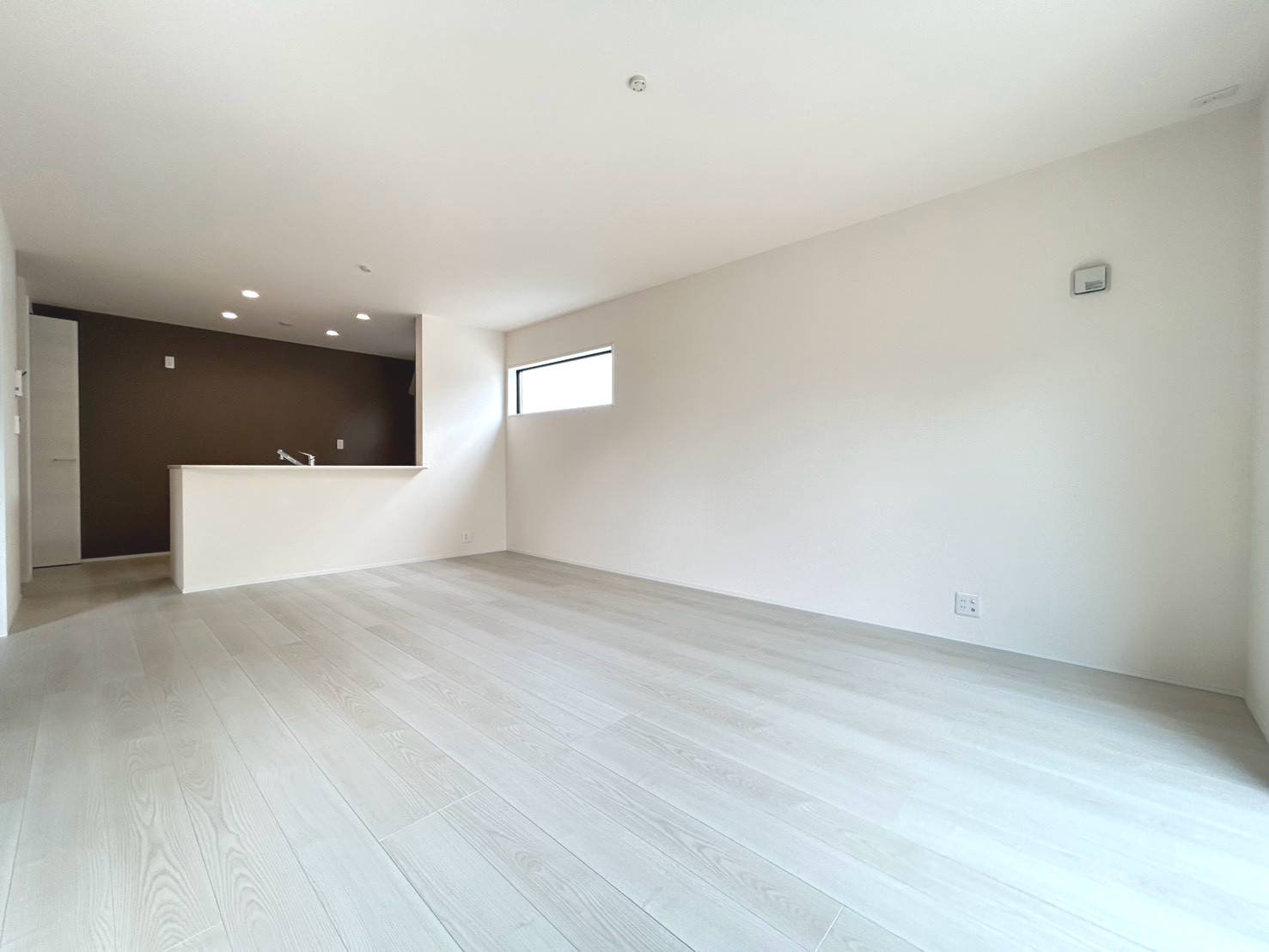 リーブルガーデン　江南市力長町第3　全1区画分譲の居間・リビング|明るい日差しをふんだんに取り込んだリビングダイニングは家族の笑顔につつまれた素敵な空間になります。
一建設の家は精度が高く丈夫な工法を採用し、「住宅トップランナー基準」に対応しています。