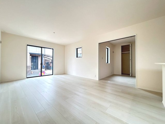 リーブルガーデン　江南市力長町第3　全1区画分譲の居間・リビング|明るい日差しをふんだんに取り込んだリビングダイニングは家族の笑顔につつまれた素敵な空間になります。
一建設の家は精度が高く丈夫な工法を採用し、「住宅トップランナー基準」に対応しています。