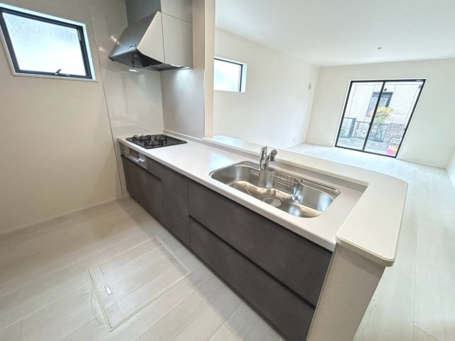 リーブルガーデン　江南市力長町第3　全1区画分譲のキッチン|機能的で手入れがしやすいシステムキッチンでお掃除も楽々。蛇口は浄水器内蔵型で節湯CI対応水栓です。　
人造大理石カウンターやキッチンパネルなど明るくきれいにお使いいただけます。