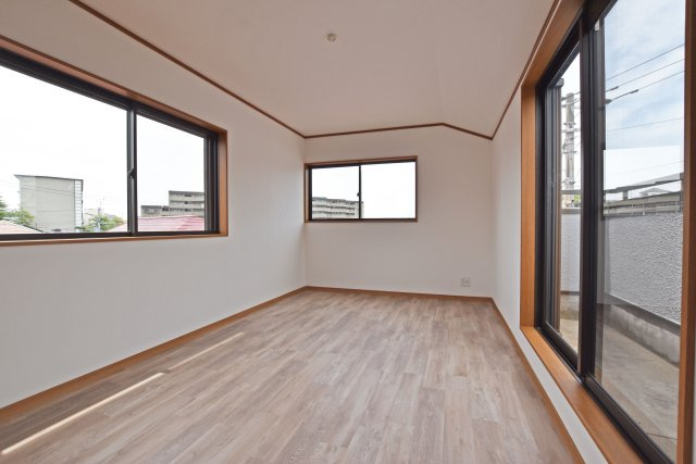 西宮市一ヶ谷町中古一戸建て│4DK+駐車1台可の寝室|全居室が洋室で統一された居室で、掃除もしやすく快適にお使いいただけます。
