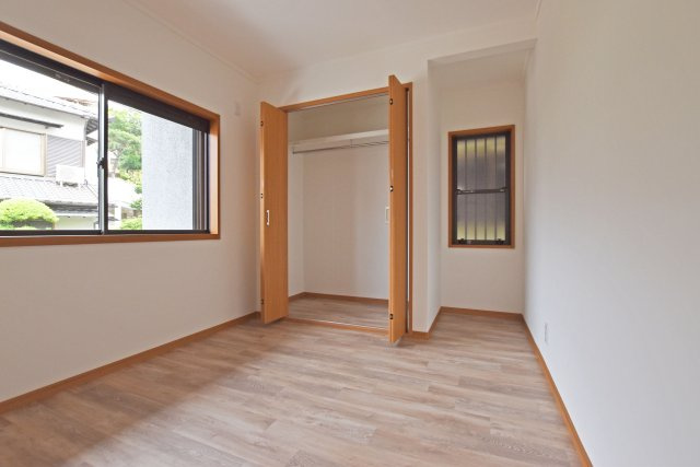 西宮市一ヶ谷町中古一戸建て│4DK+駐車1台可の収納|収納力のあるクローゼット付きで、上部棚には収納ボックスを使って季節物も整理できます。